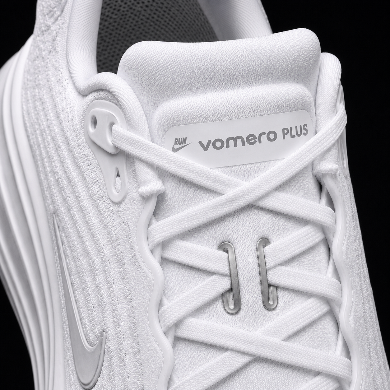 Nike Vomero Plus White Vast Grey Silver, detalle de agujetas — Crazy!Duck Hype