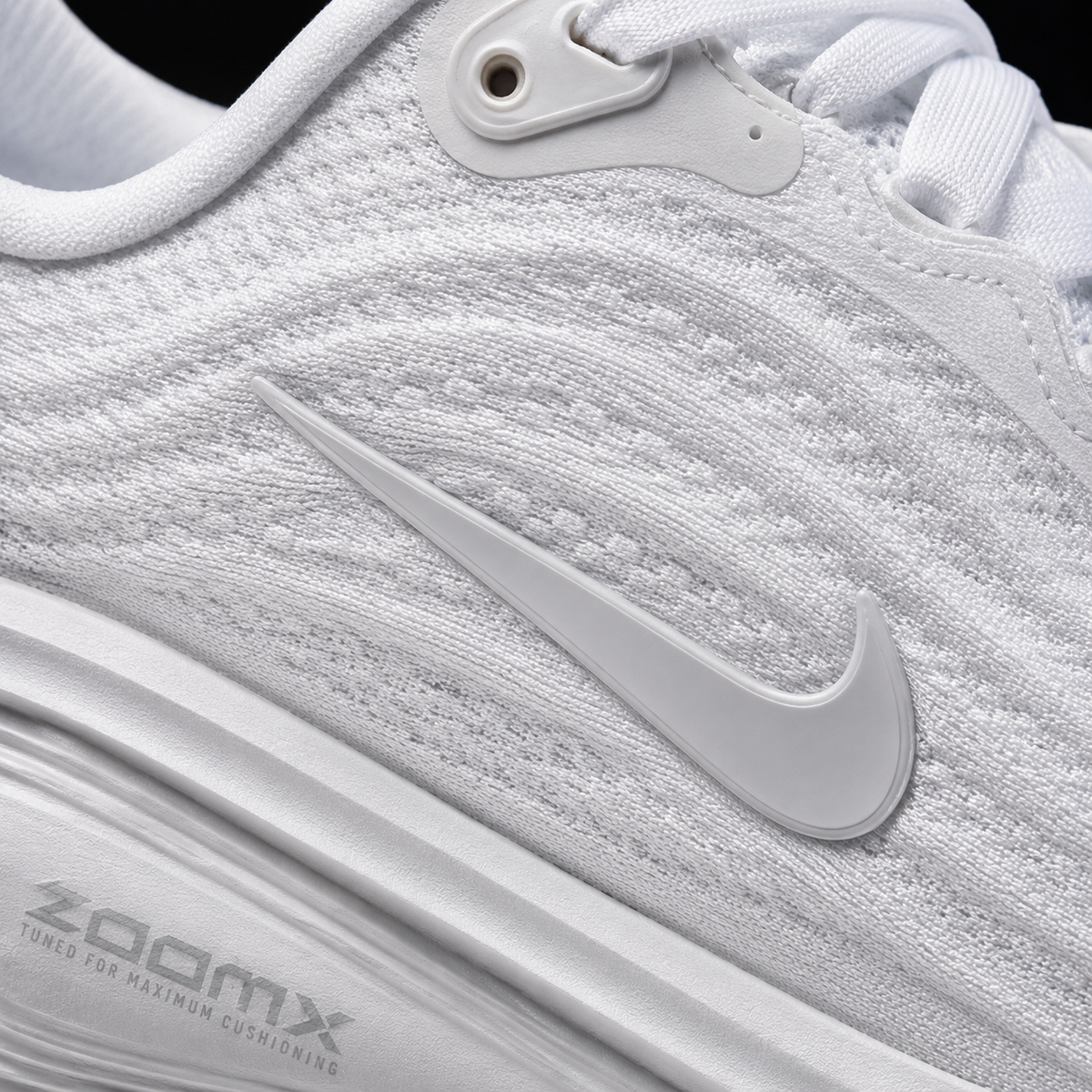 Nike Vomero Plus White Vast Grey Silver, detalle de logo y material — Crazy!Duck Hype