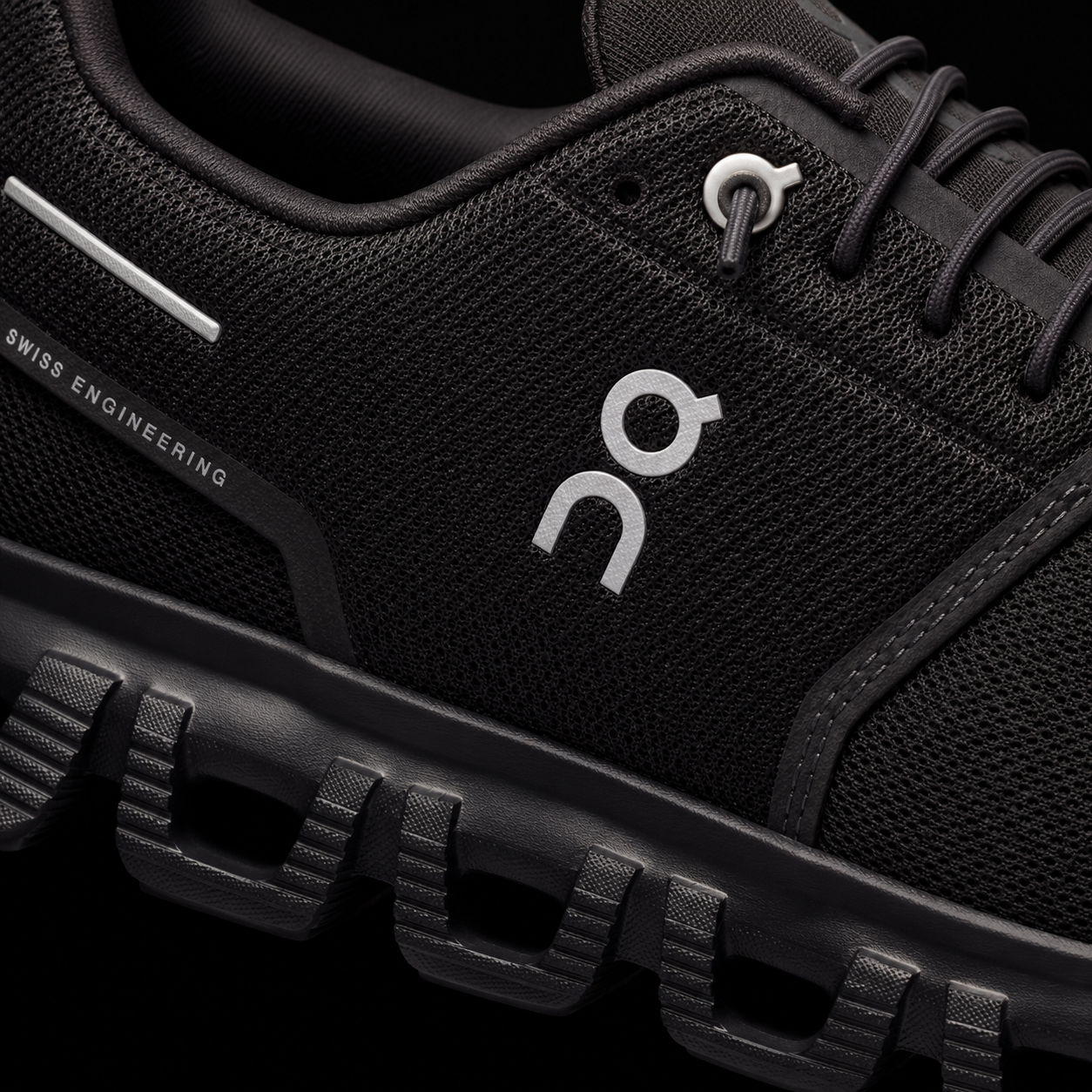 On Cloud 6 All Black, detalle de logo y material — Crazy!Duck Hype