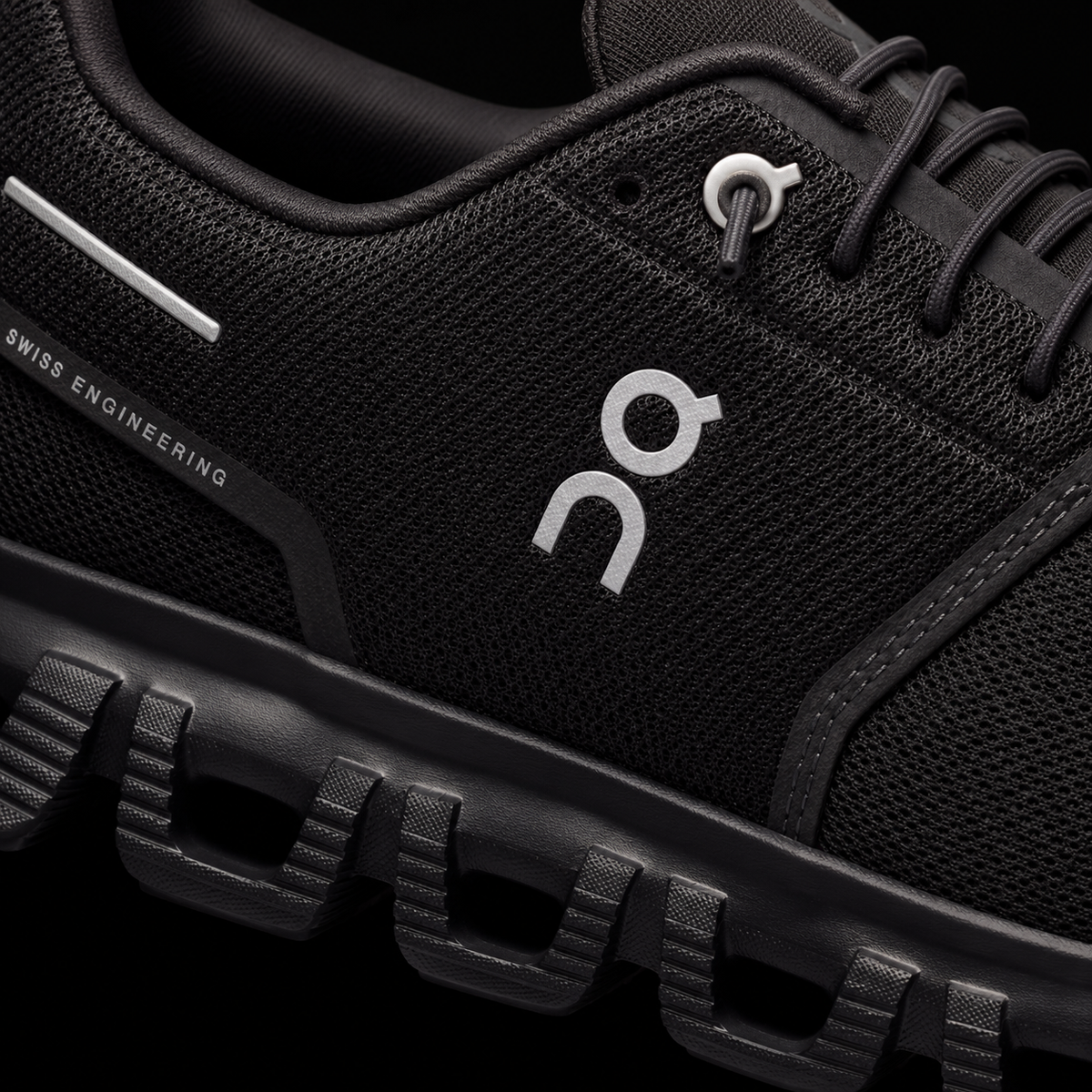 On Cloud 6 All Black, detalle de logo y material — Crazy!Duck Hype
