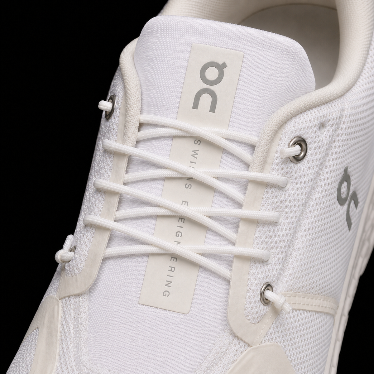 On Cloud 6 All White, detalle de agujetas — Crazy!Duck Hype