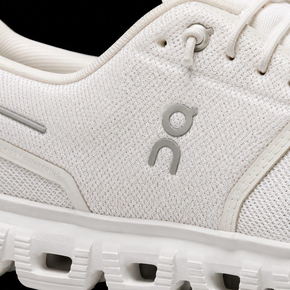 On Cloud 6 All White, detalle de logo y material — Crazy!Duck Hype