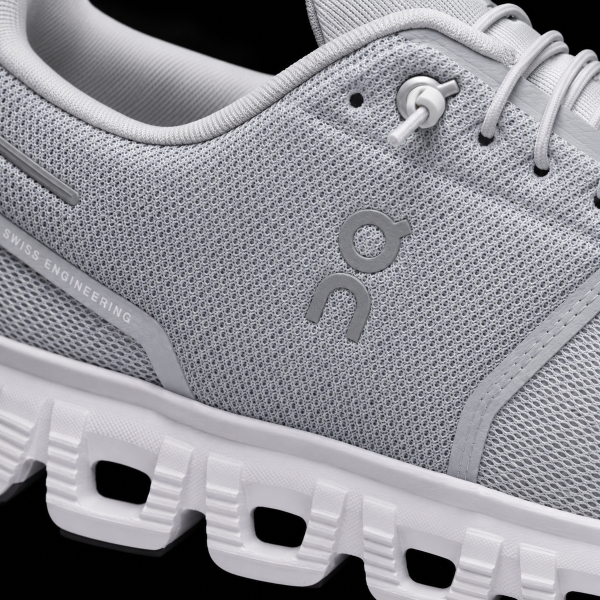 On Cloud 6 Glacier White, detalle de logo y material — Crazy!Duck Hype