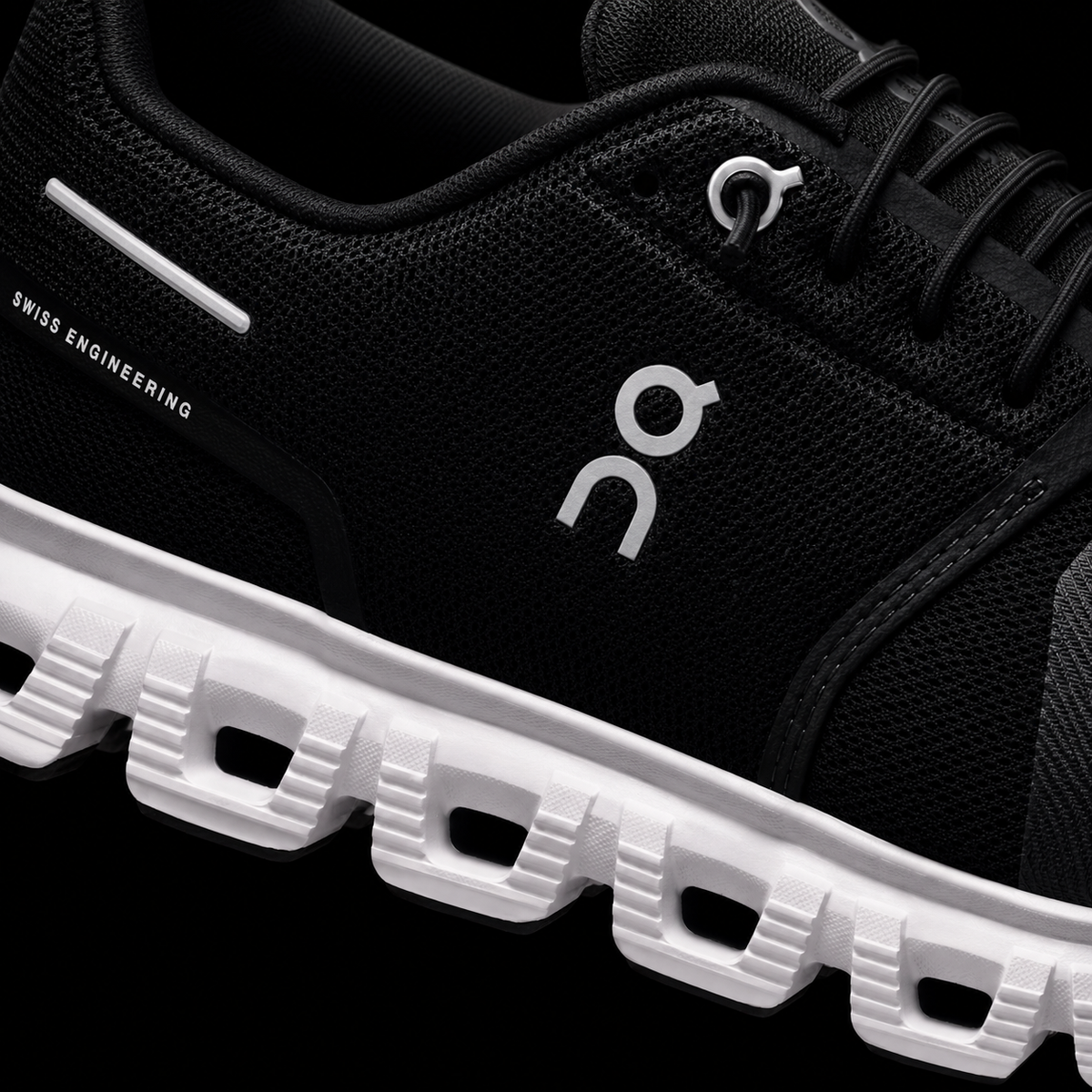 On Cloud 6 White Black, detalle de logo y material — Crazy!Duck Hype