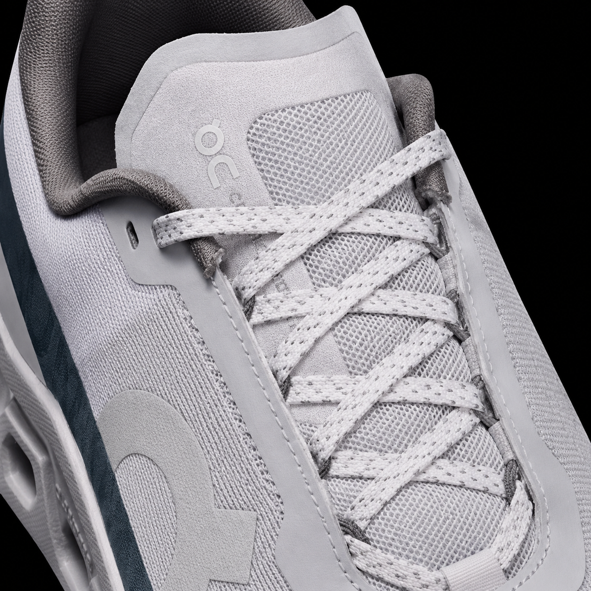On Cloudmonster 1 Glacier Grey/Alloy, detalle de agujetas — Crazy!Duck Hype