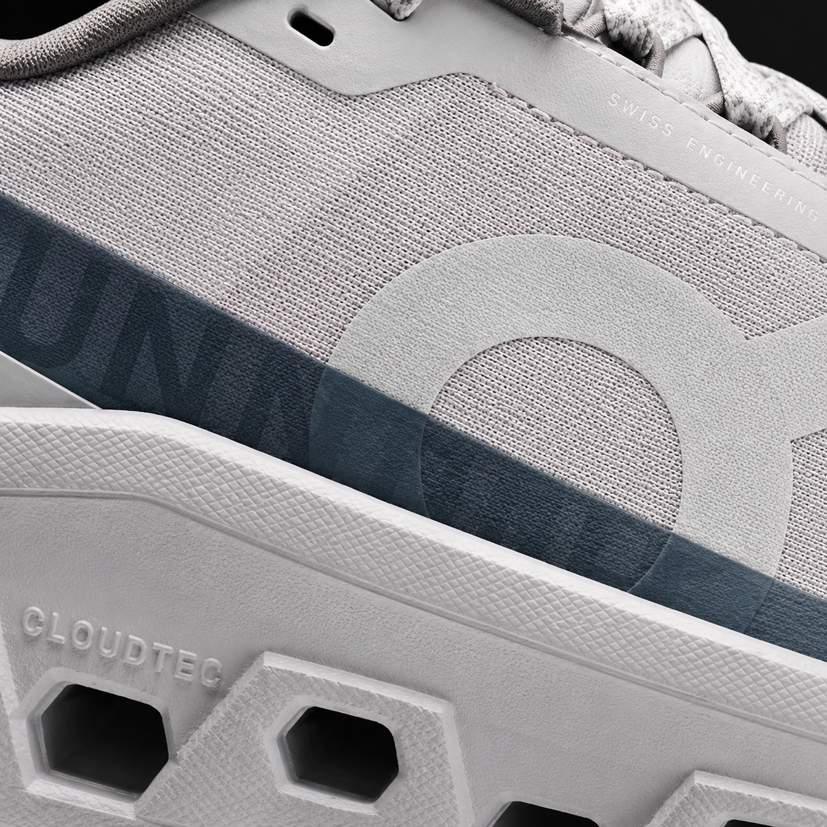 On Cloudmonster 1 Glacier Grey/Alloy, detalle de logo y material — Crazy!Duck Hype