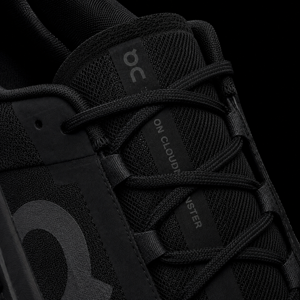 On Cloudmonster Black, detalle de agujetas — Crazy!Duck Hype