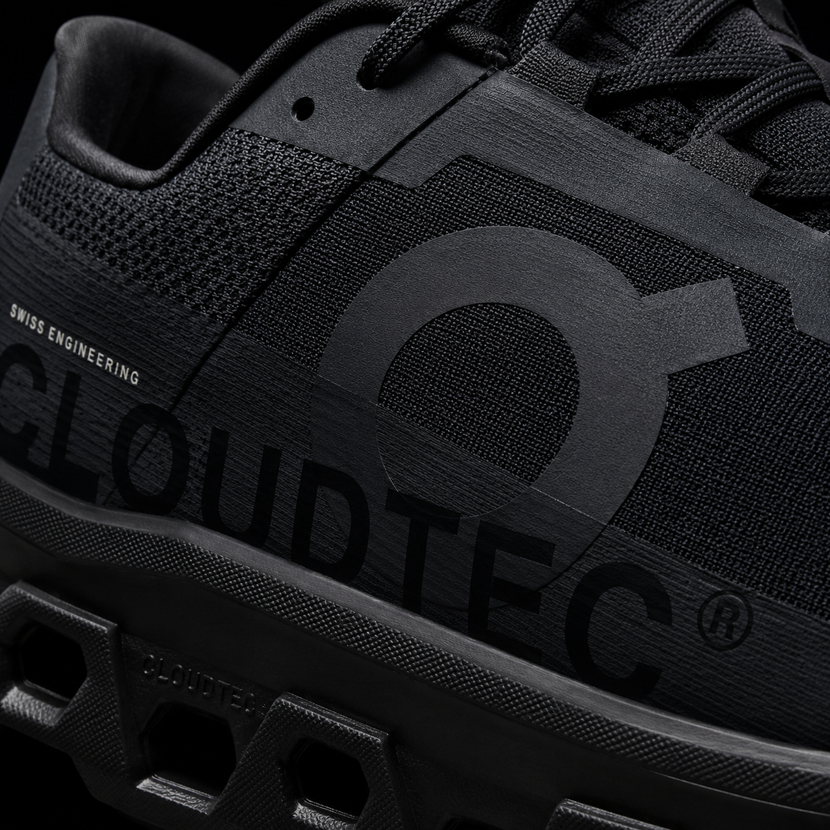 On Cloudmonster Black, detalle de logo y material — Crazy!Duck Hype