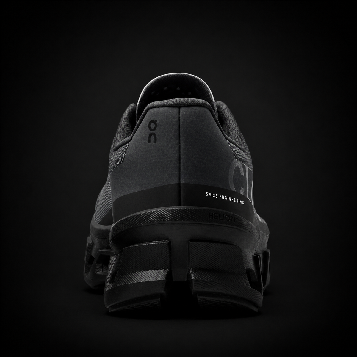 On Cloudmonster Black, vista trasera — Crazy!Duck Hype
