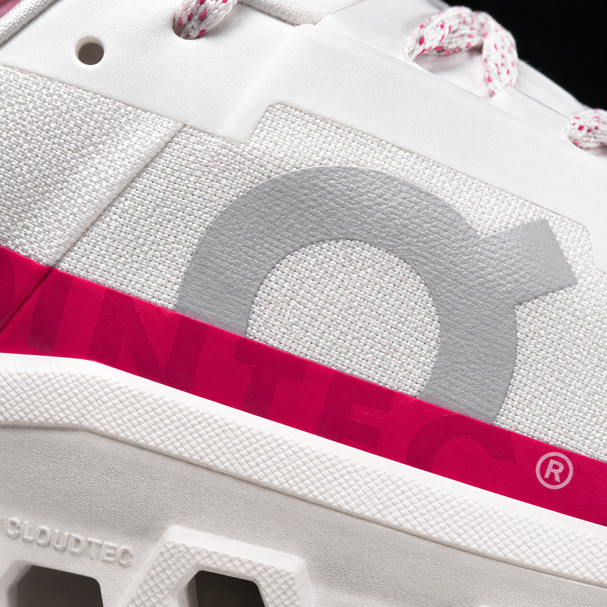 On Cloudmonster Ivory/Grenadine, detalle de logo y material — Crazy!Duck Hype