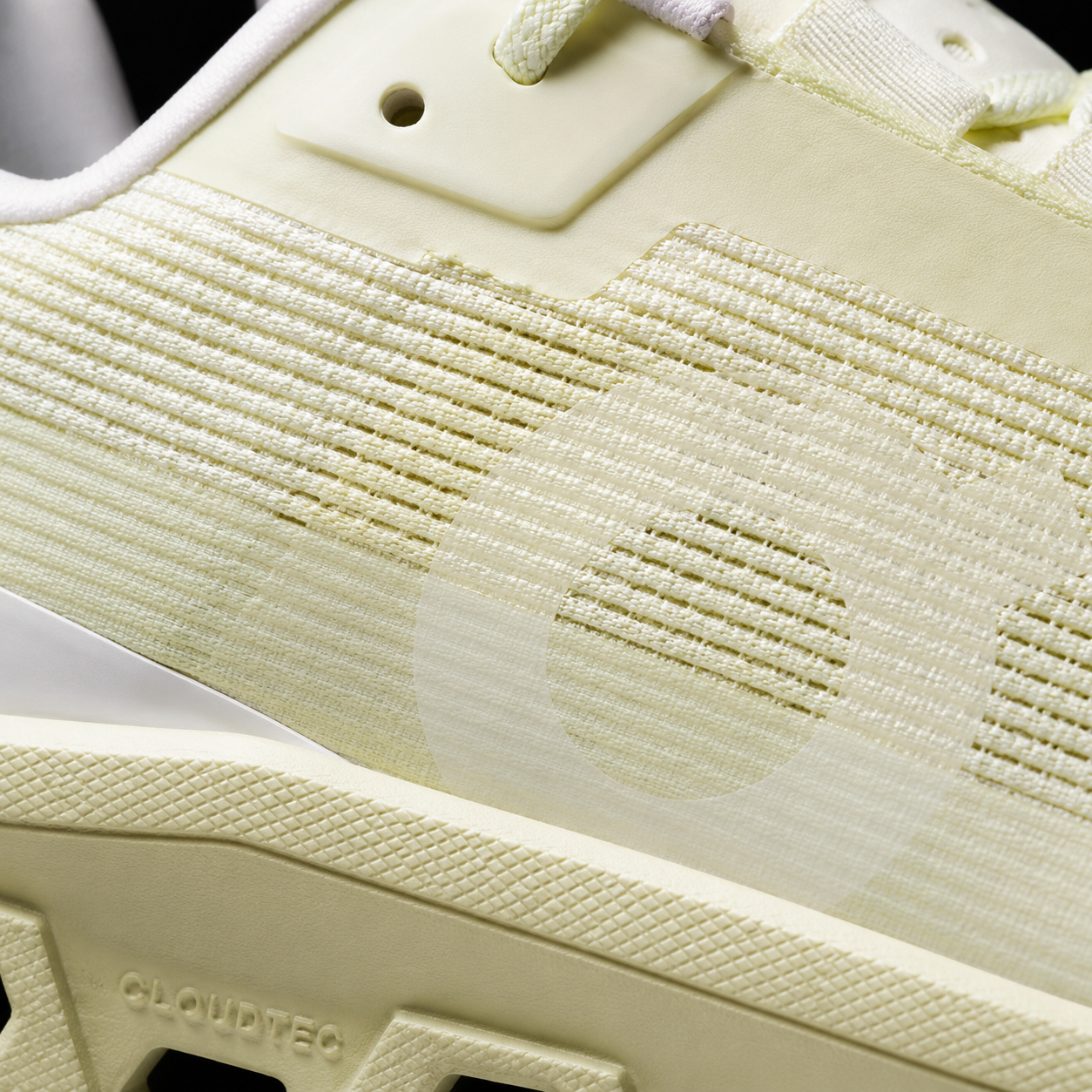 On Cloudmonster Linen/Seedling, detalle de logo y material — Crazy!Duck Hype