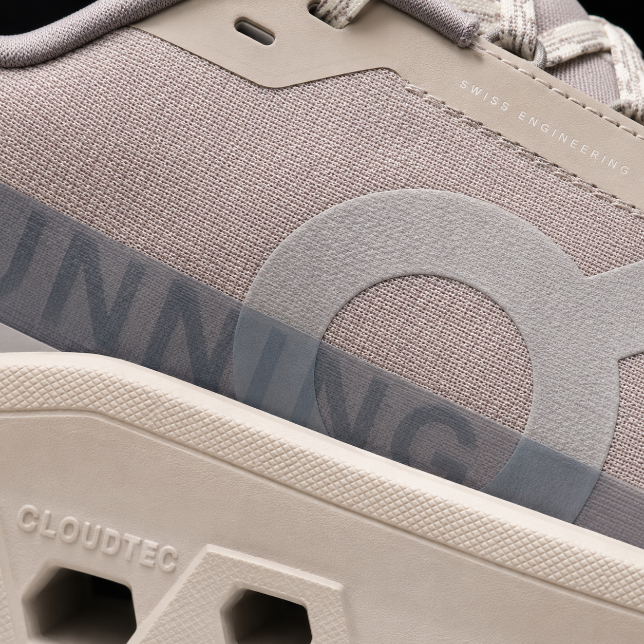 On Cloudmonster Pearl Ivory/Pearl Ivory, detalle de logo y material — Crazy!Duck Hype