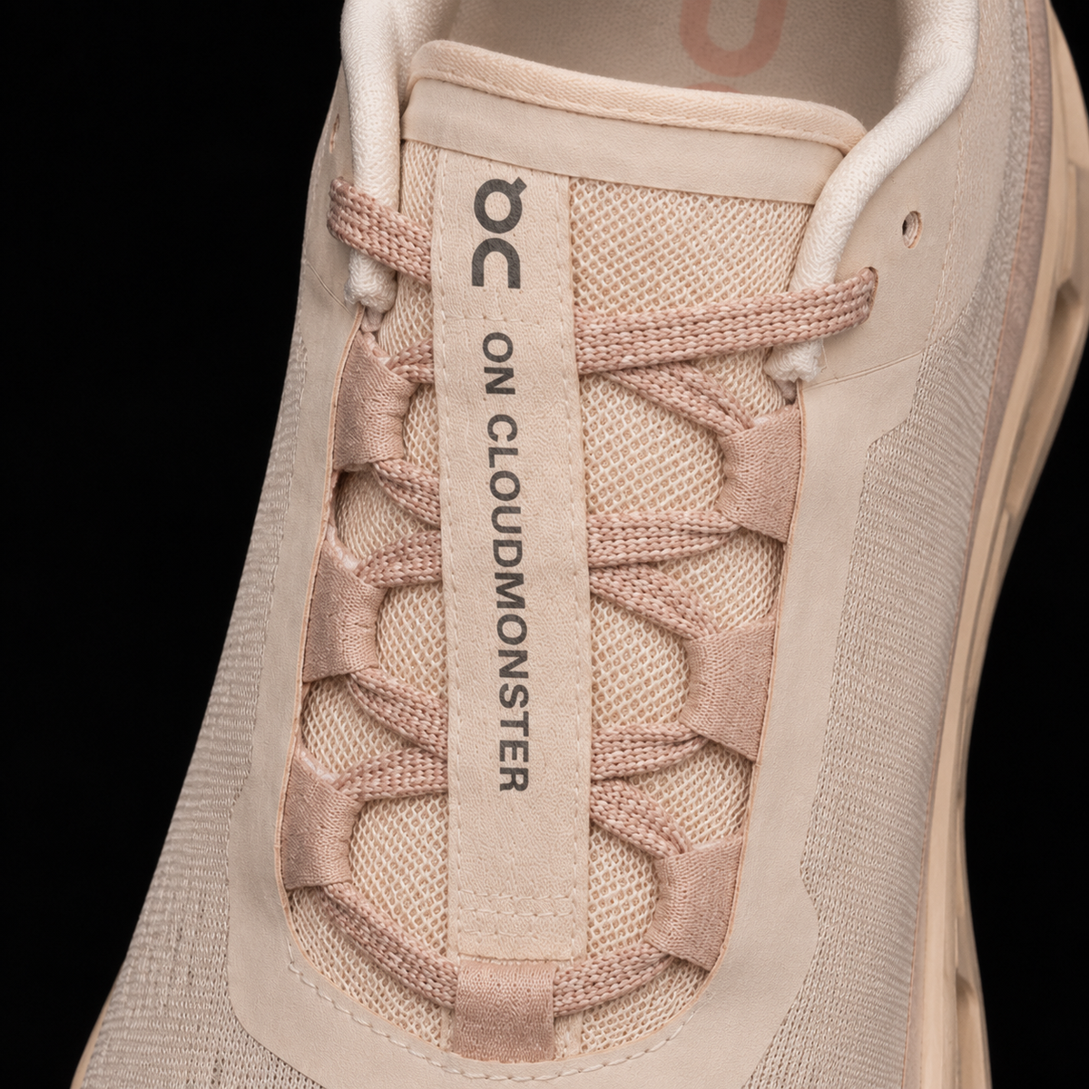 On Cloudmonster Tan/Pink, detalle de agujetas — Crazy!Duck Hype