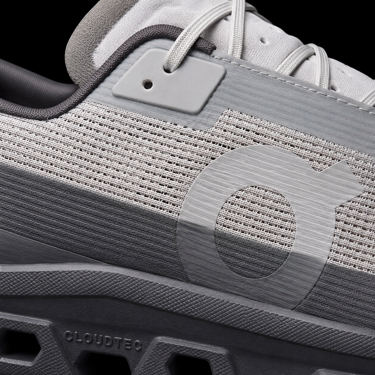 On Cloudmonster Void Alloy/Black, detalle de logo y material — Crazy!Duck Hype