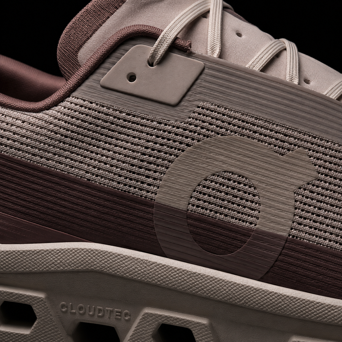 On Cloudmonster Void Fog/Pearl, detalle de logo y material — Crazy!Duck Hype