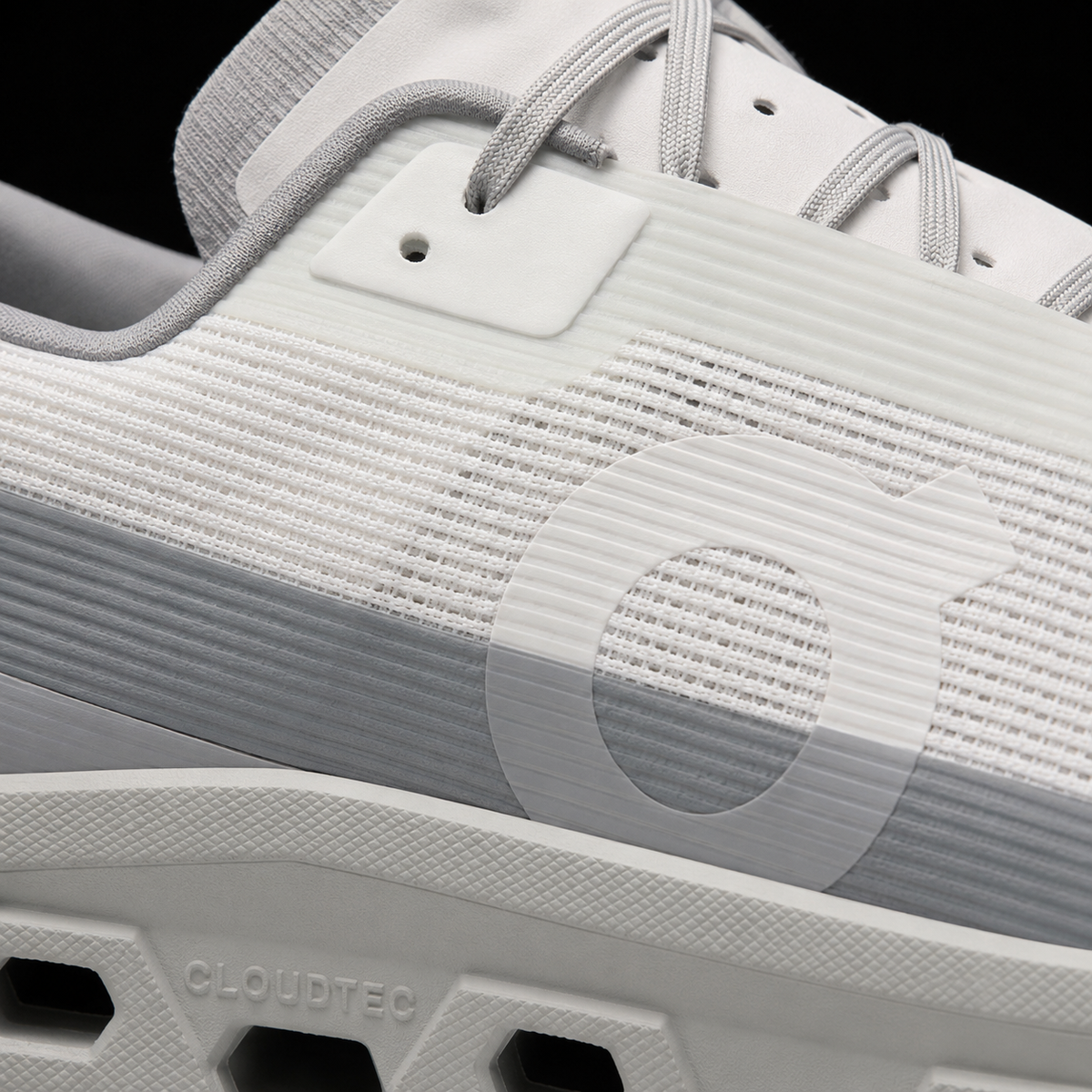 On Cloudmonster Void Iceberg/Tin, detalle de logo y material — Crazy!Duck Hype