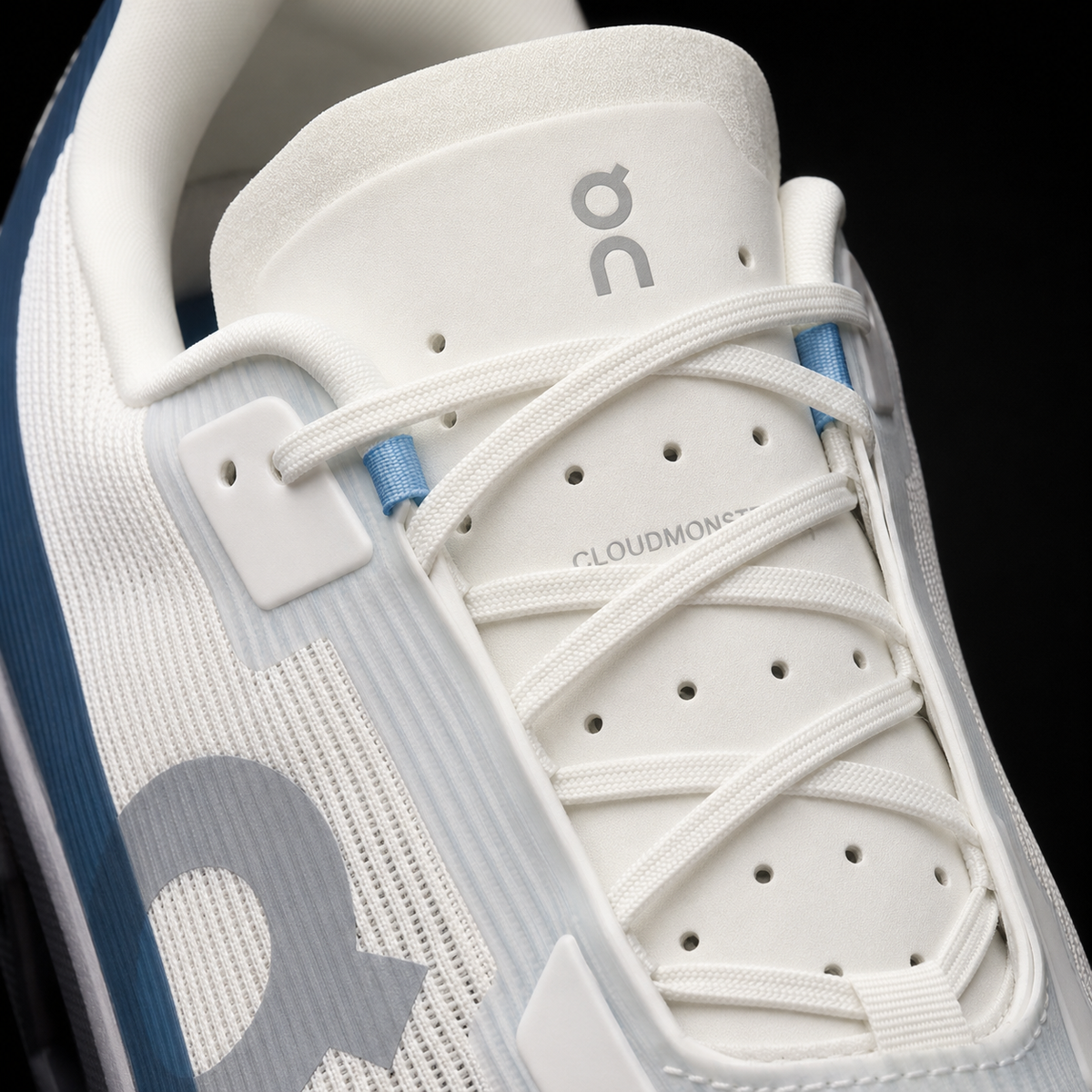On Cloudmonster Void Ivory/Blue, detalle de agujetas — Crazy!Duck Hype