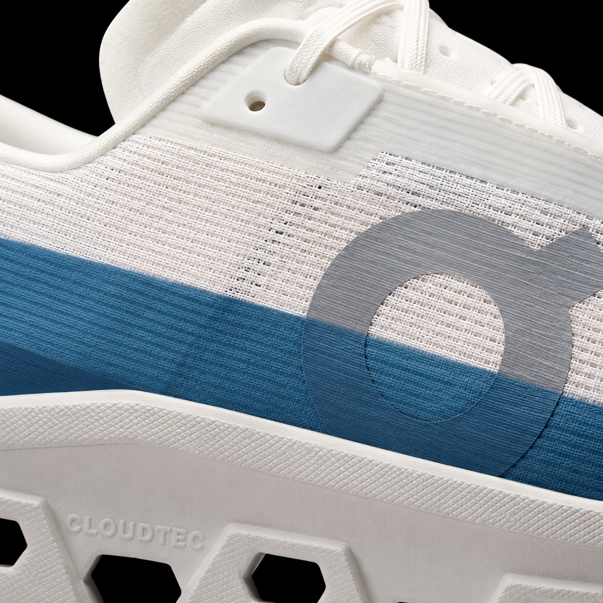 On Cloudmonster Void Ivory/Blue, detalle de logo y material — Crazy!Duck Hype