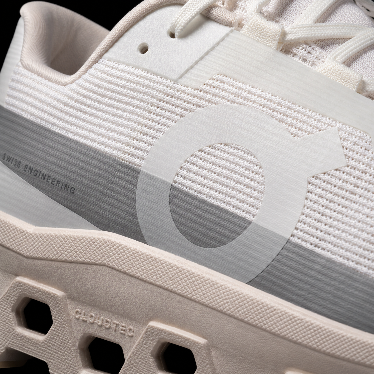 On Cloudmonster Void Ivory/Seashell, detalle de logo y material — Crazy!Duck Hype