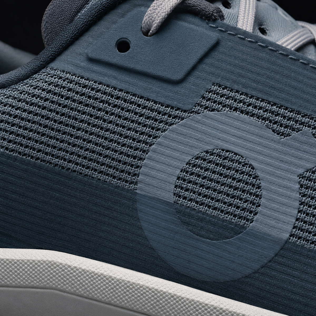 On Cloudmonster Void Stone/Glacier, detalle de logo y material — Crazy!Duck Hype
