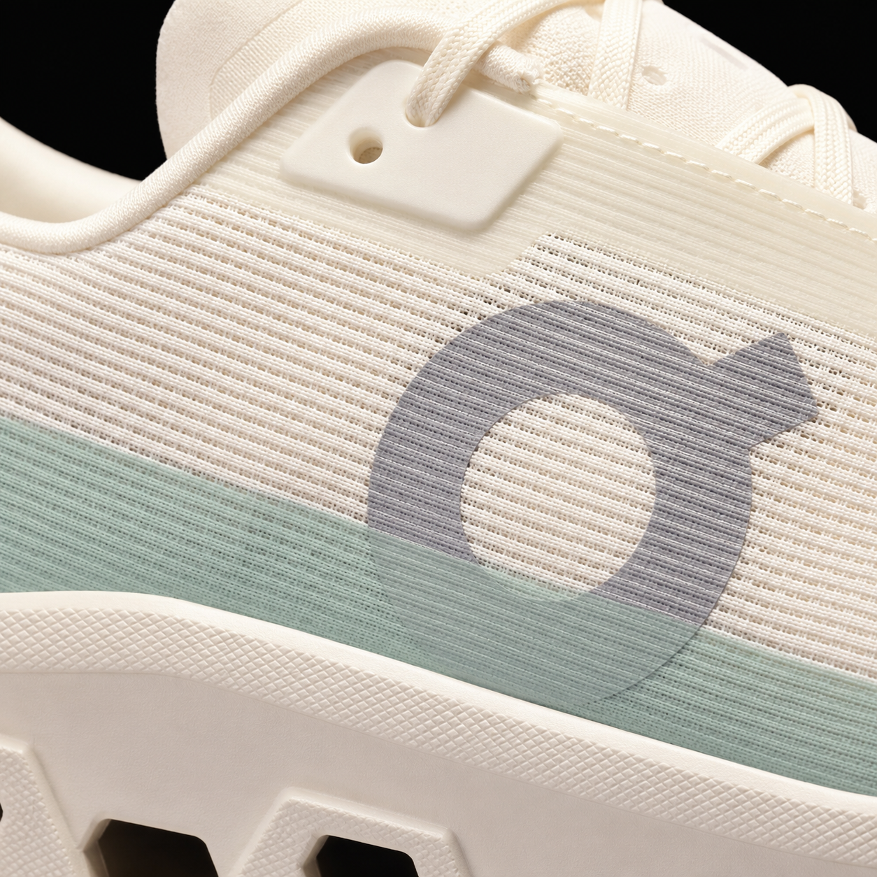 On Cloudmonster Void White/Ivory, detalle de logo y material — Crazy!Duck Hype
