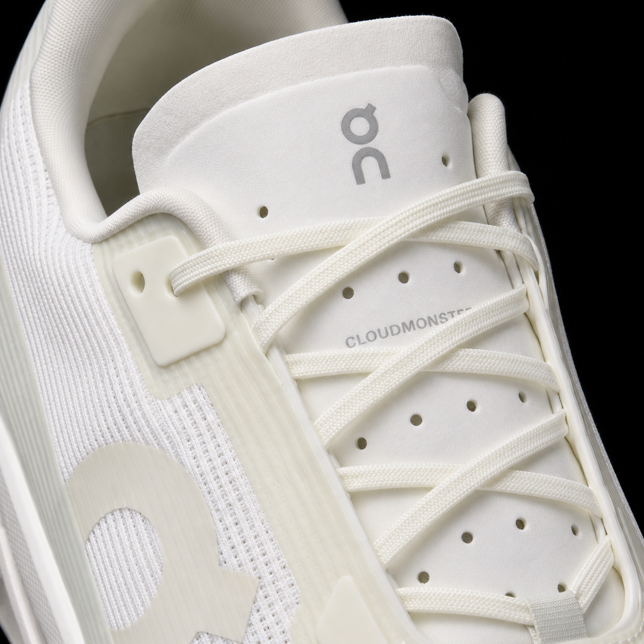 On Cloudmonster Void White/White, detalle de agujetas — Crazy!Duck Hype