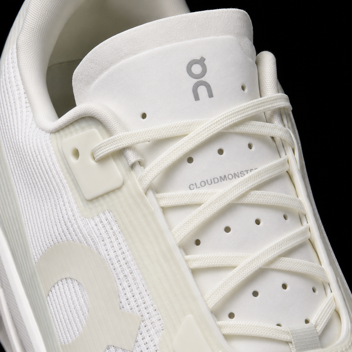 On Cloudmonster Void White/White, detalle de agujetas — Crazy!Duck Hype