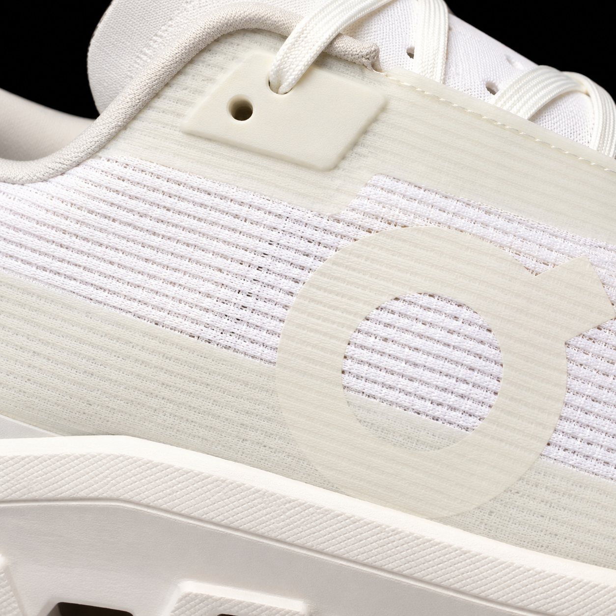 On Cloudmonster Void White/White, detalle de logo y material — Crazy!Duck Hype