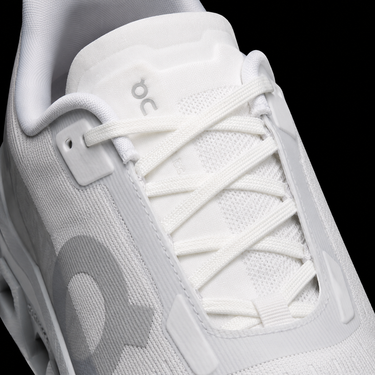 On Cloudmonster White/White, detalle de agujetas — Crazy!Duck Hype