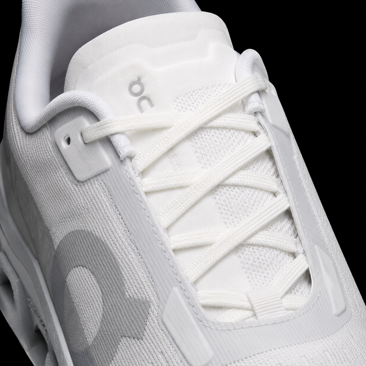On Cloudmonster White/White, detalle de agujetas — Crazy!Duck Hype