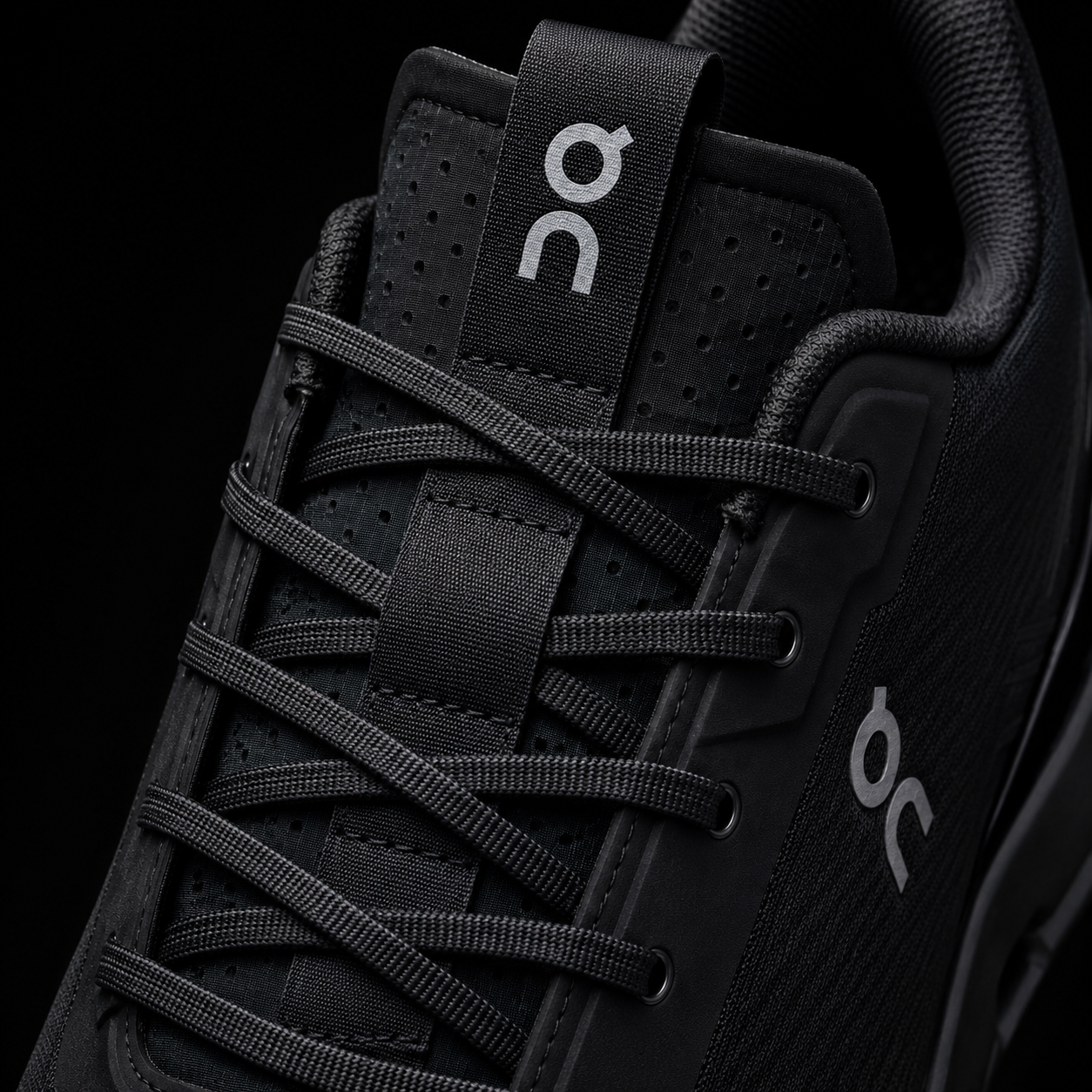 On Cloudnova 2 All Black, detalle de agujetas — Crazy!Duck Hype