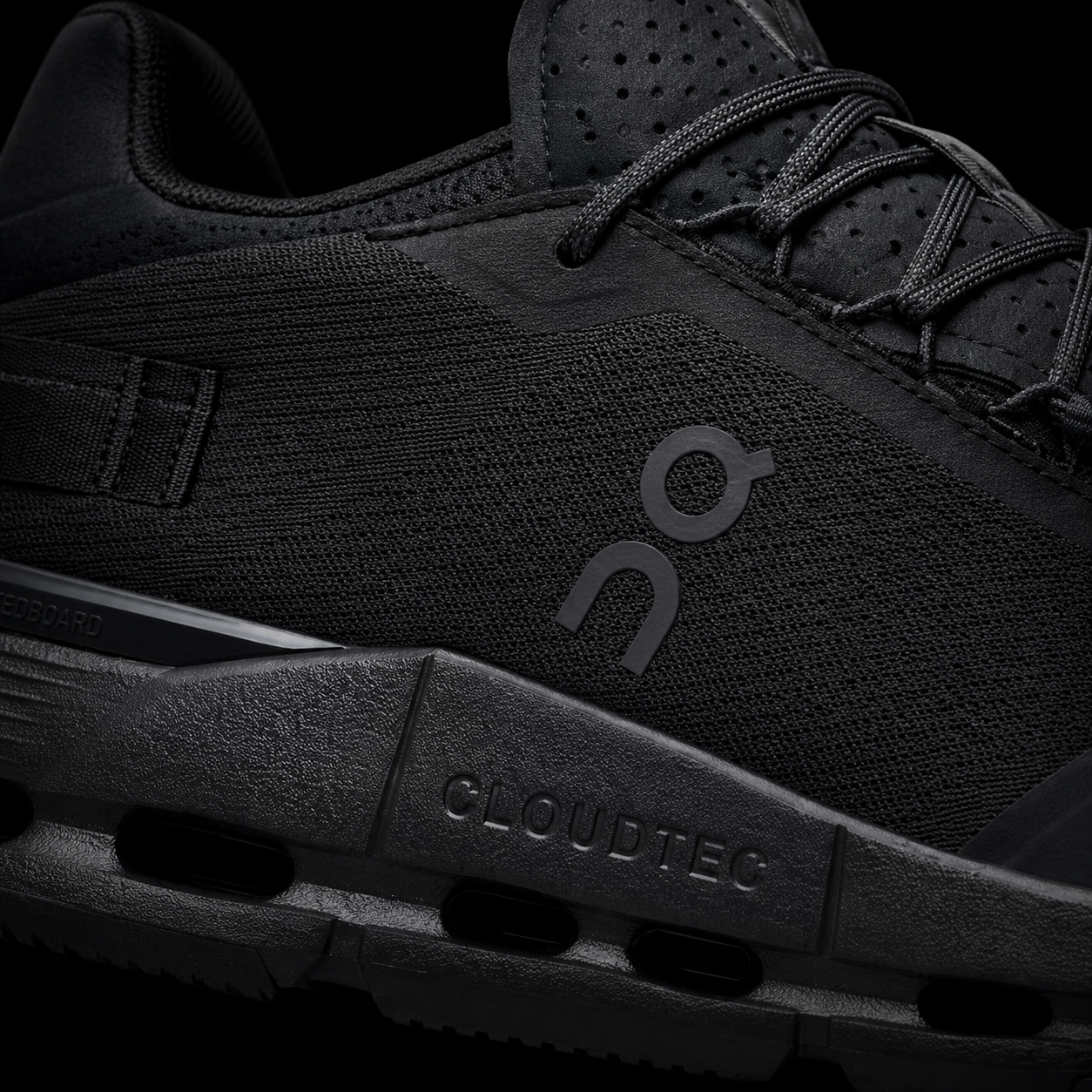 On Cloudnova 2 All Black, detalle de logo y material — Crazy!Duck Hype