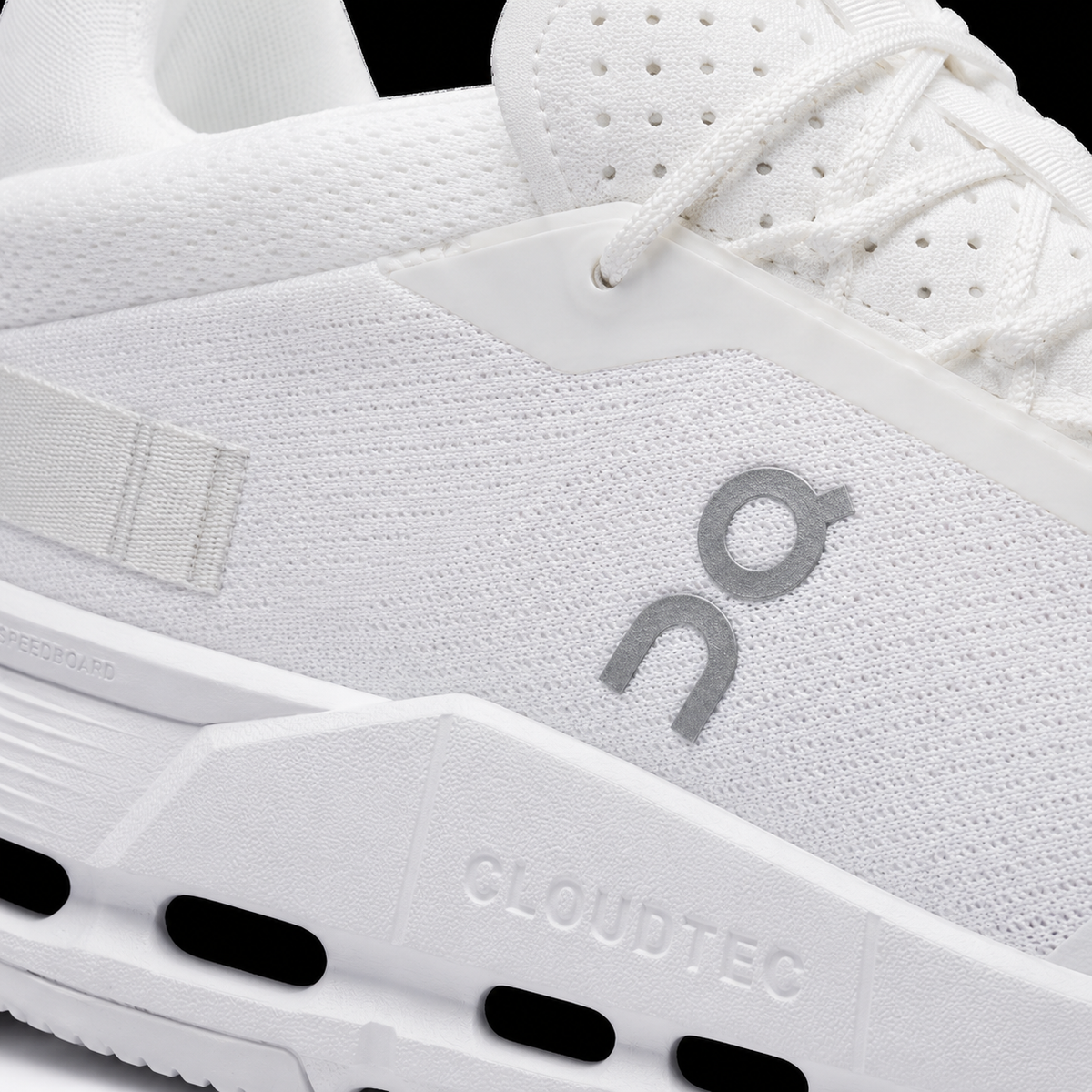 On Cloudnova 2 All White, detalle de logo y material — Crazy!Duck Hype