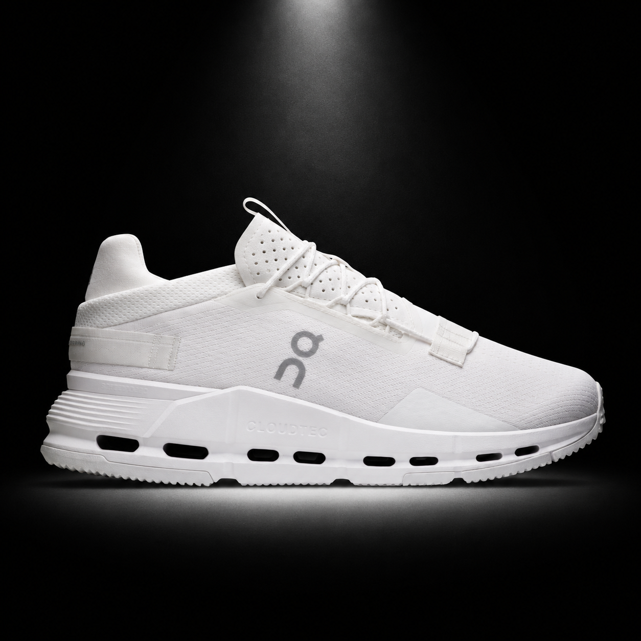 On Cloudnova 2 All White, vista lateral — Crazy!Duck Hype