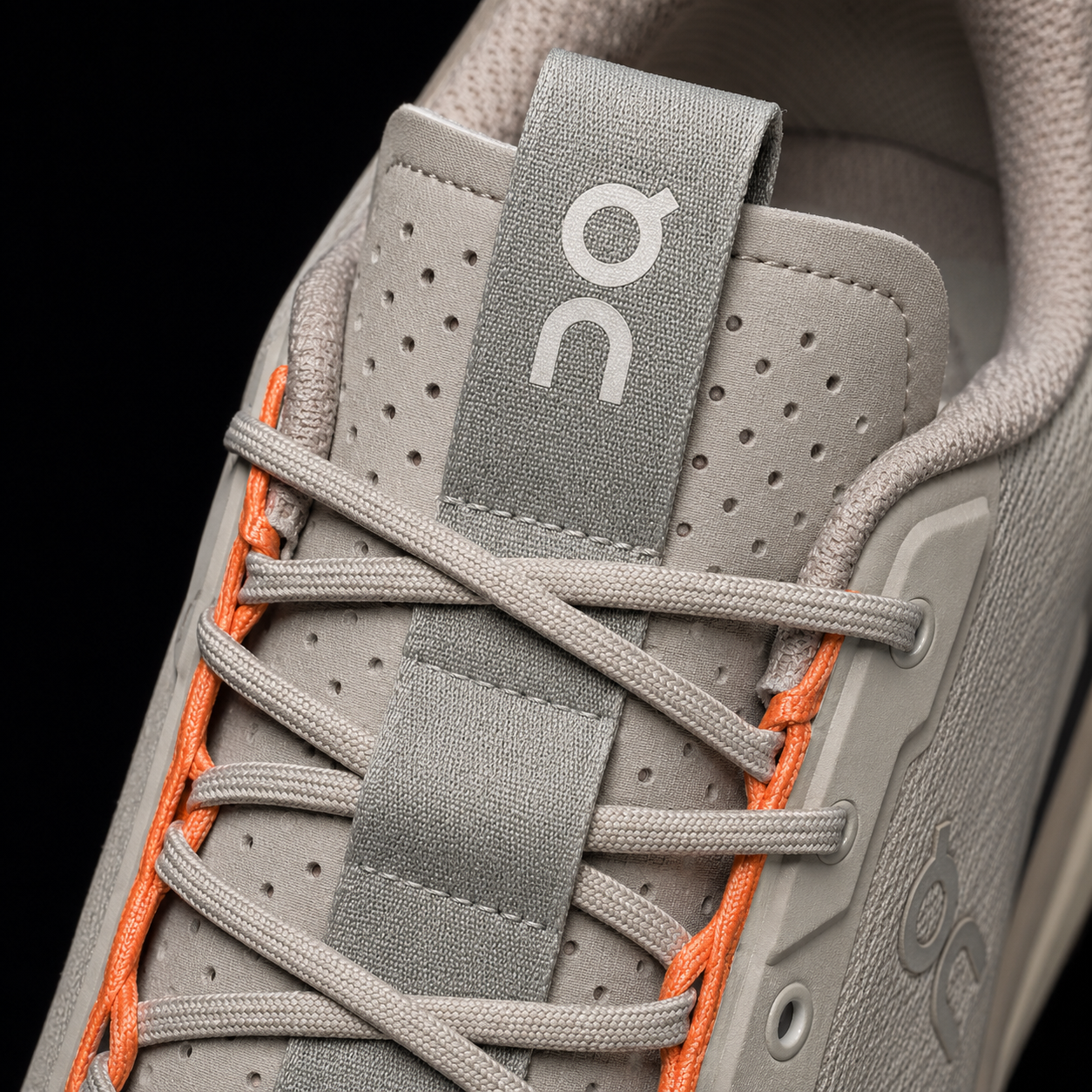 On Cloudnova 2 Glacier Tumeric, detalle de agujetas — Crazy!Duck Hype