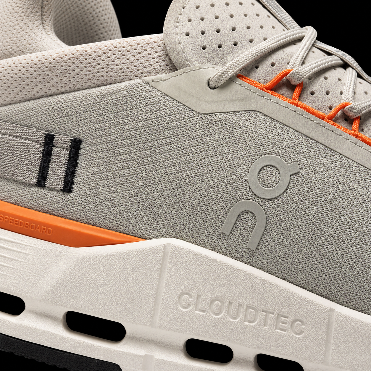 On Cloudnova 2 Glacier Tumeric, detalle de logo y material — Crazy!Duck Hype