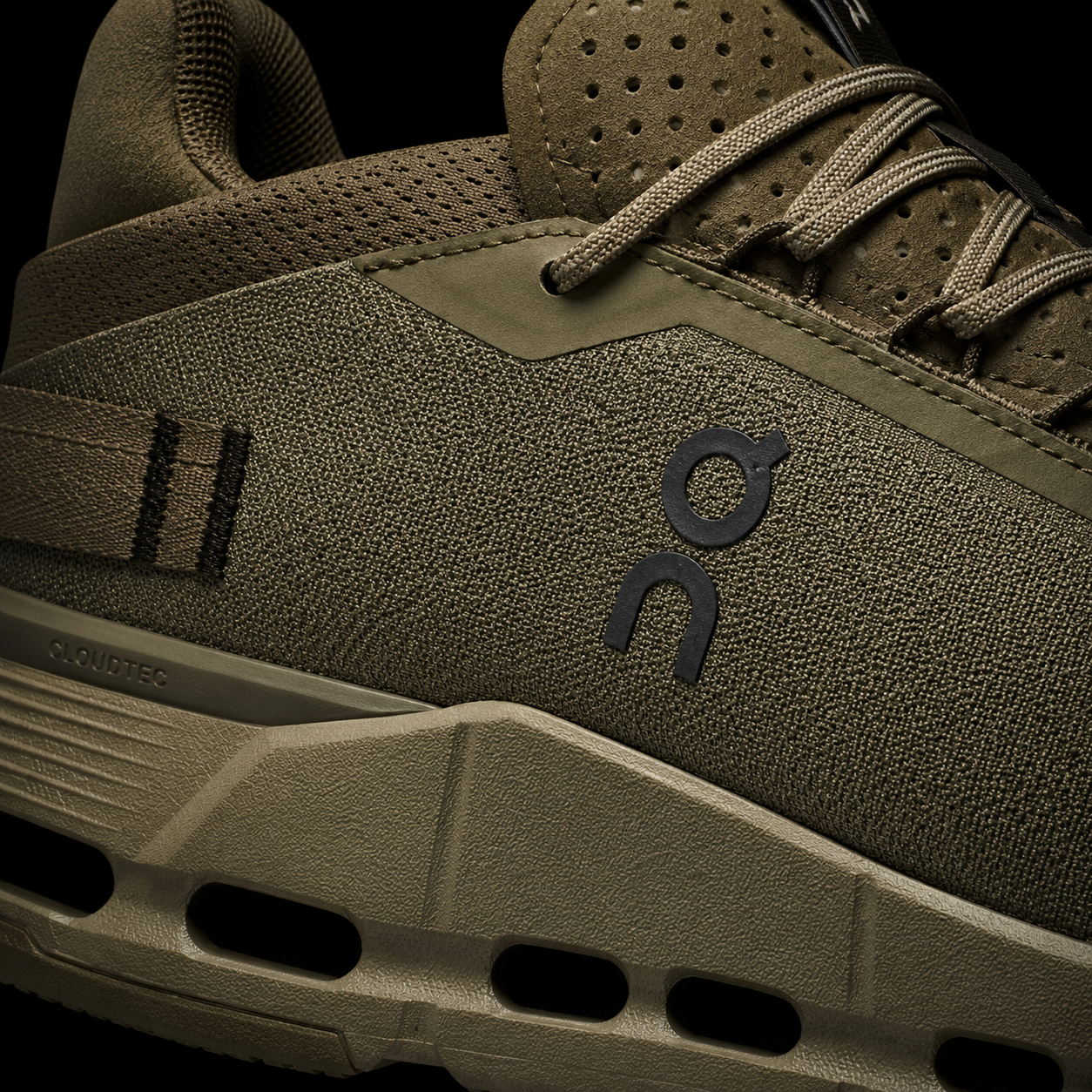 On Cloudnova 2 Grove Thron, detalle de logo y material — Crazy!Duck Hype