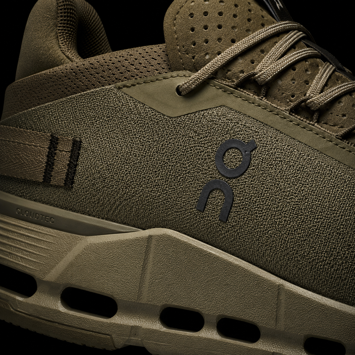 On Cloudnova 2 Grove Thron, detalle de logo y material — Crazy!Duck Hype