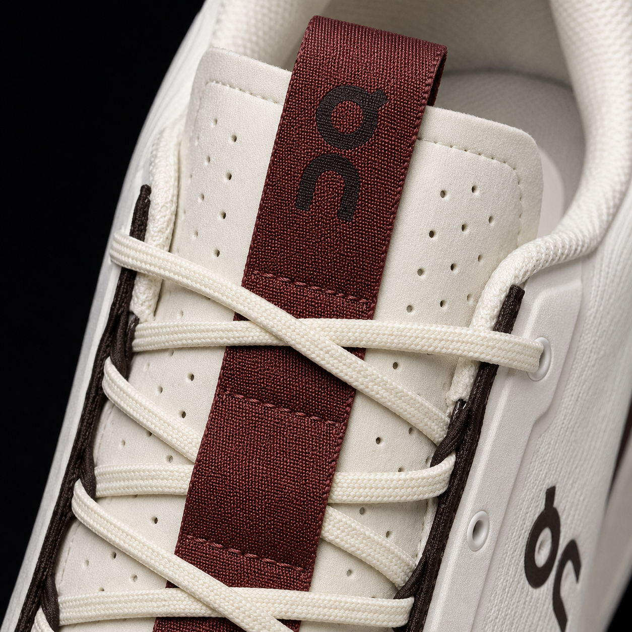 On Cloudnova 2 Ice Mulberry, detalle de agujetas — Crazy!Duck Hype