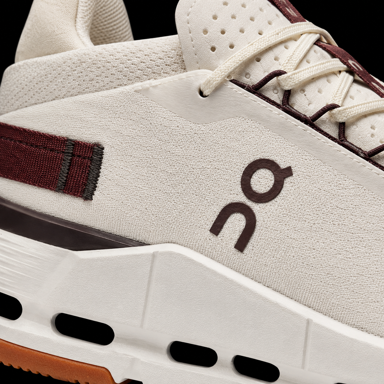 On Cloudnova 2 Ice Mulberry, detalle de logo y material — Crazy!Duck Hype
