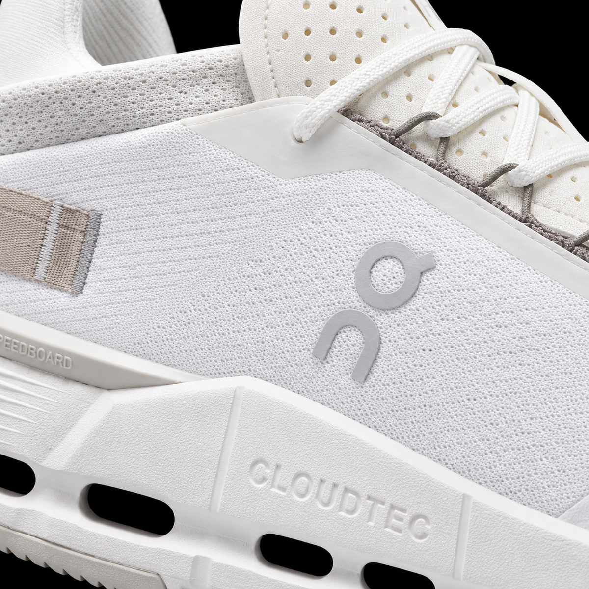 On Cloudnova 2 Ice Sand, detalle de logo y material — Crazy!Duck Hype