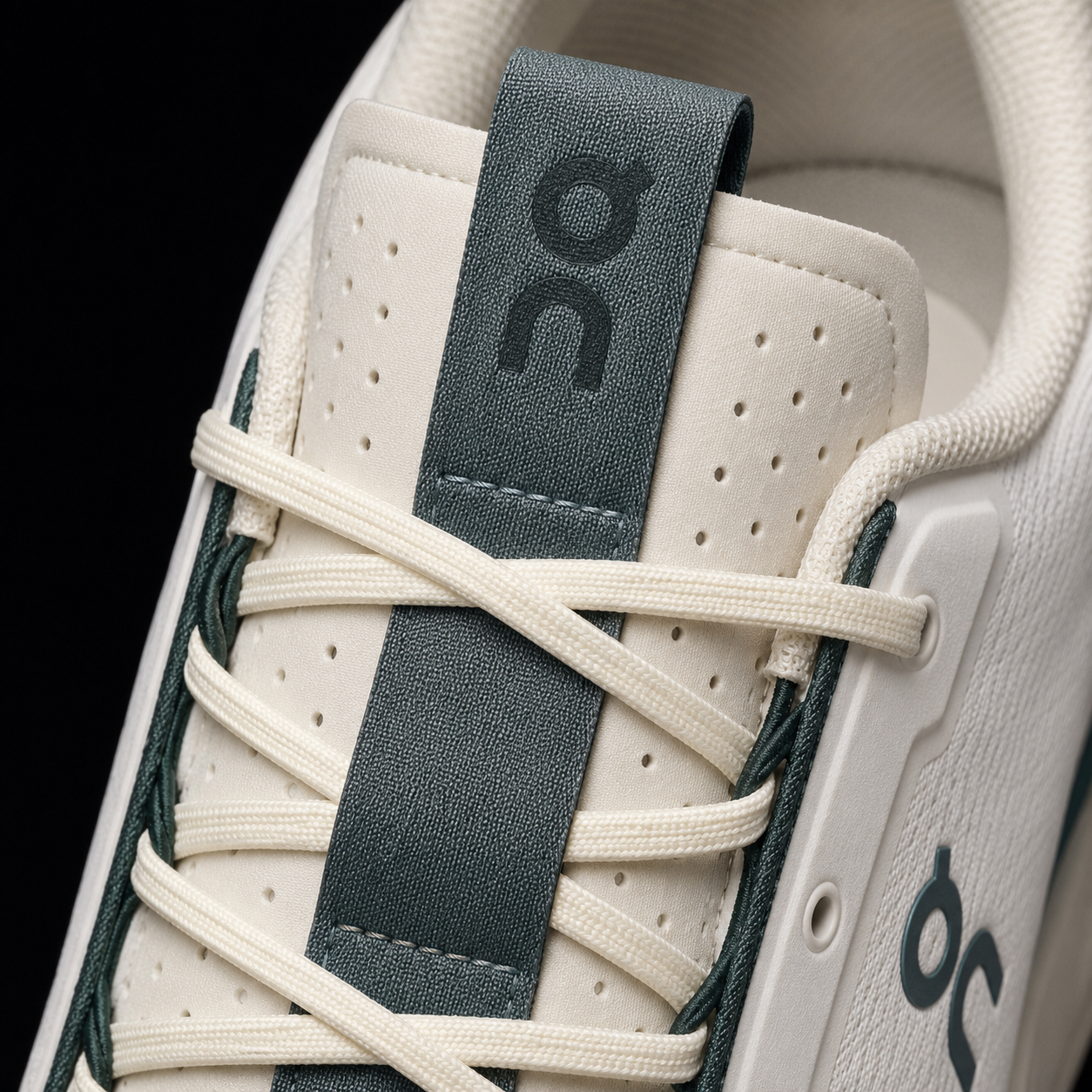 On Cloudnova 2 Ivory Olive, detalle de agujetas — Crazy!Duck Hype