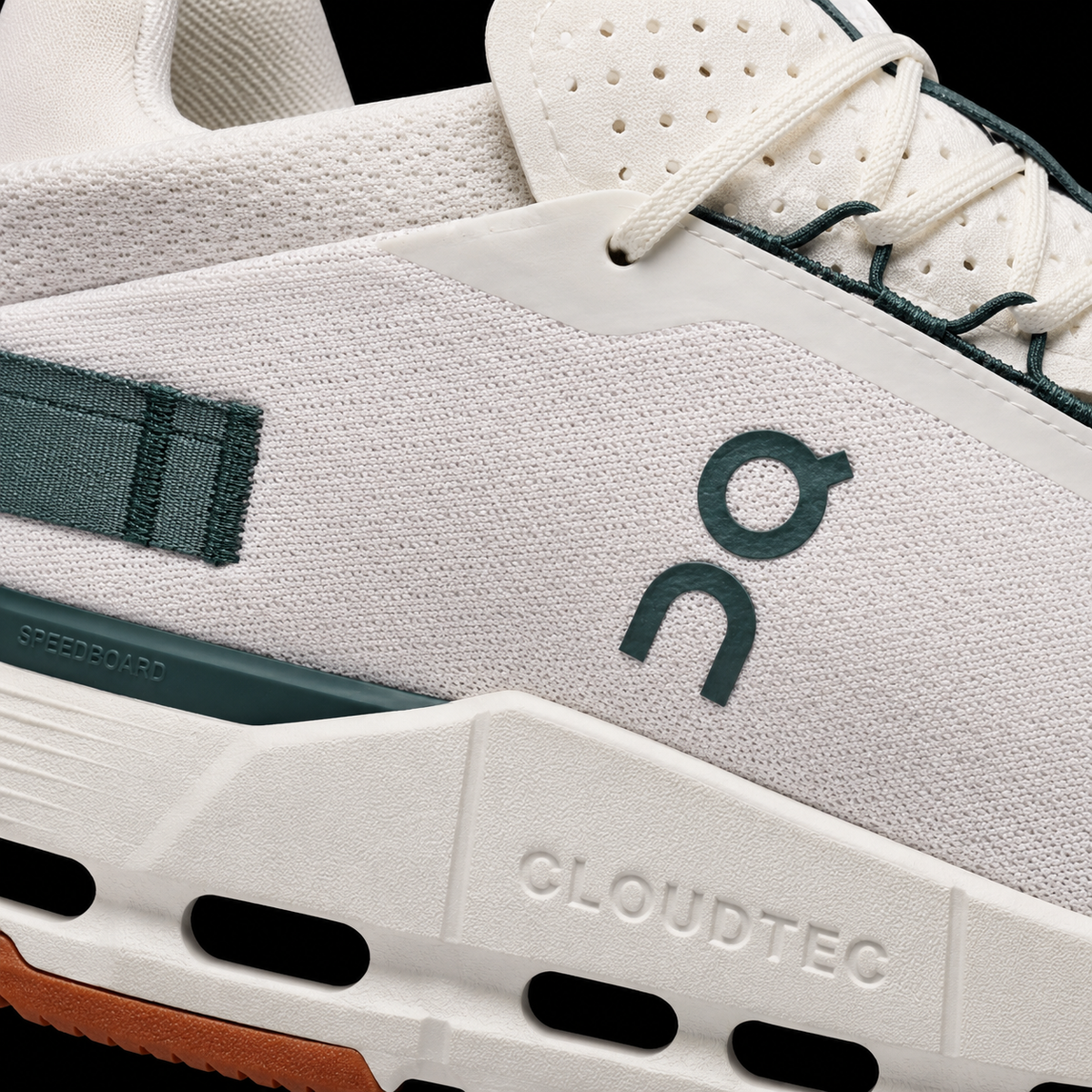 On Cloudnova 2 Ivory Olive, detalle de logo y material — Crazy!Duck Hype