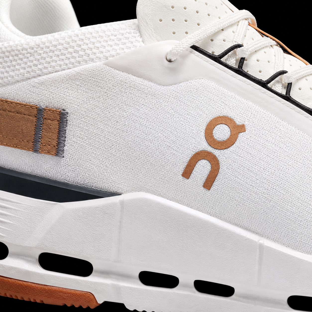 On Cloudnova 2 Ivory Sphinx, detalle de logo y material — Crazy!Duck Hype