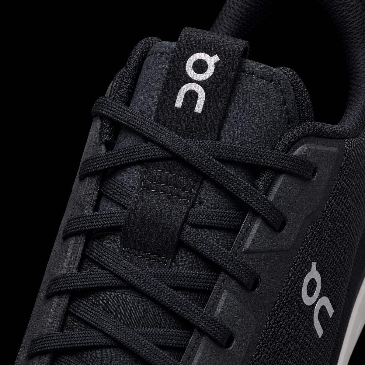 On Cloudnova Form 2 Black Ivory, detalle de agujetas — Crazy!Duck Hype