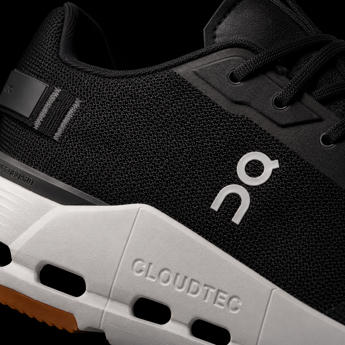 On Cloudnova Form 2 Black Ivory, detalle de logo y material — Crazy!Duck Hype
