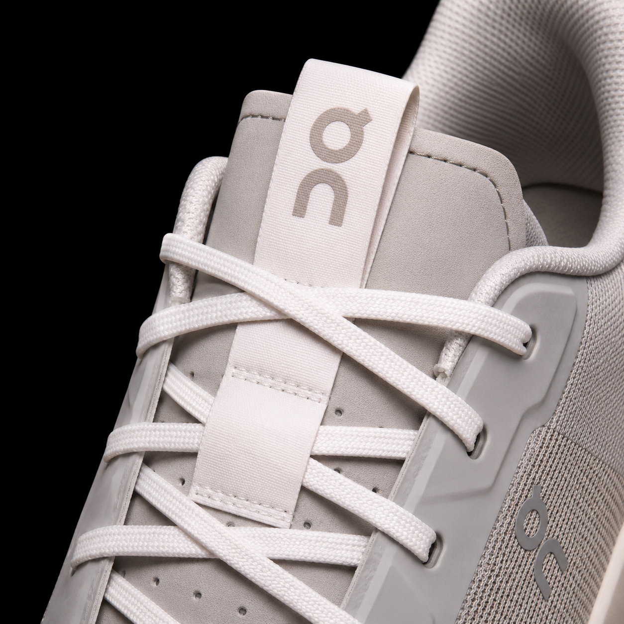On Cloudnova Form 2 Fog Lavender, detalle de agujetas — Crazy!Duck Hype