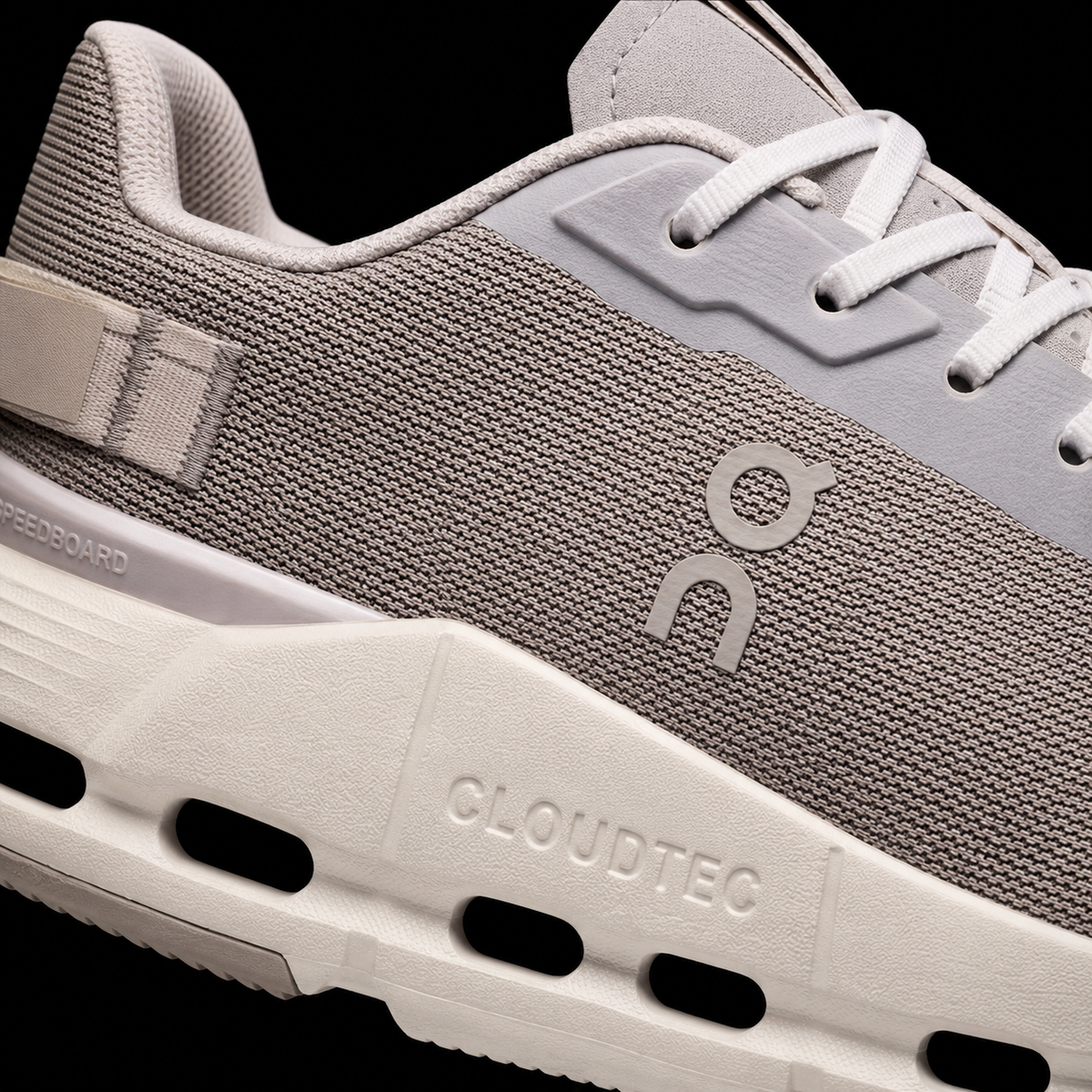 On Cloudnova Form 2 Fog Lavender, detalle de logo y material — Crazy!Duck Hype