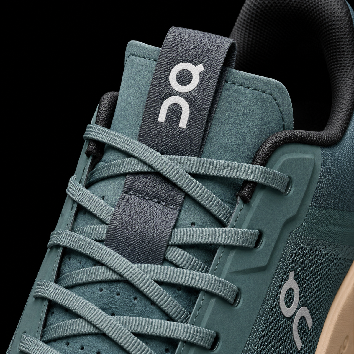 On Cloudnova Form 2 Olive Cream, detalle de agujetas — Crazy!Duck Hype