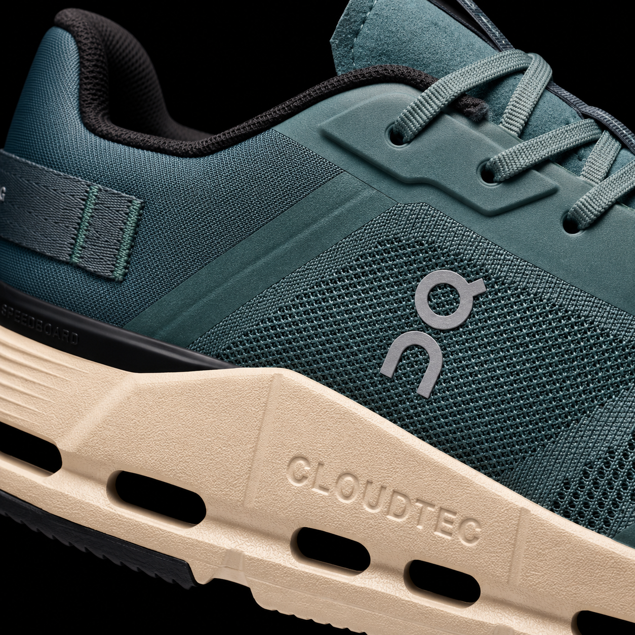 On Cloudnova Form 2 Olive Cream, detalle de logo y material — Crazy!Duck Hype